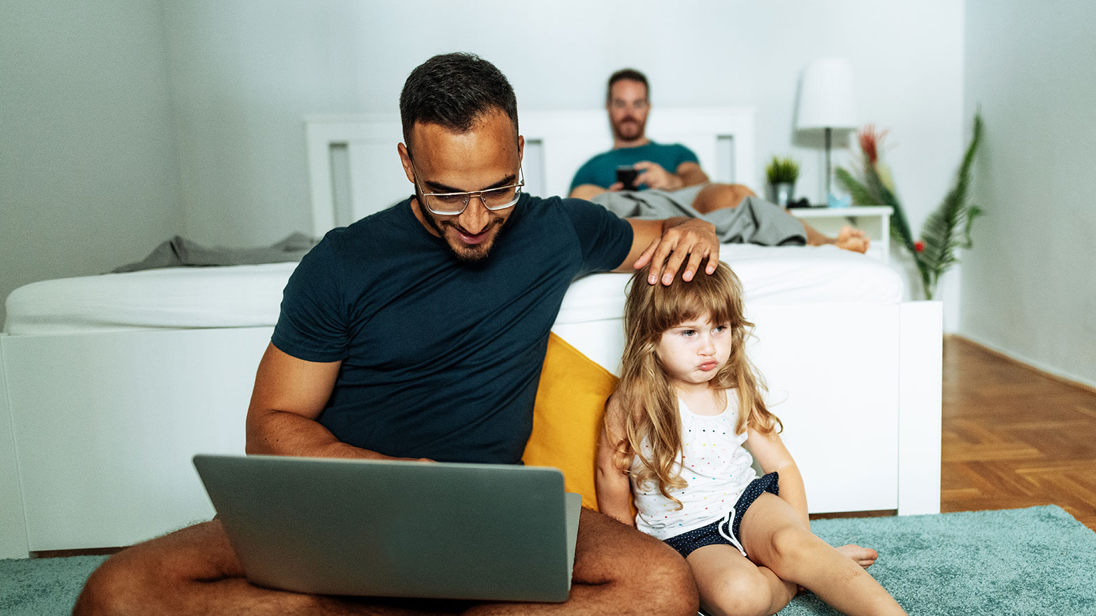 Père et fille utilisant un ordinateur portable