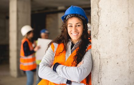 Femme portant un casque de protection sur un chantier.