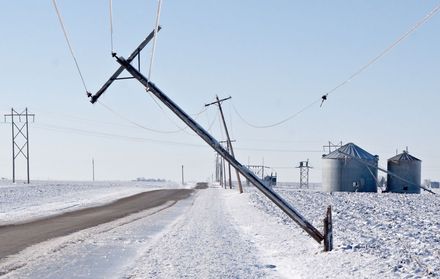 Ligne électrique tombée en hiver