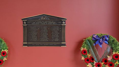 Installation d’un monument commémoratif de la Seconde Guerre mondiale rendant hommage aux employés de la Manitoba Power Commission