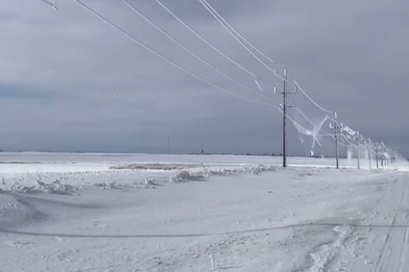 Vignette pour la vidéo : « La fonte des glaces sur les lignes électriques dans le sud-ouest du Manitoba ».