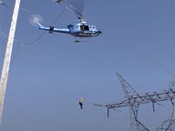 Vignette pour la vidéo : « Maintenance des lignes de transmission sous tension par hélicoptère ».
