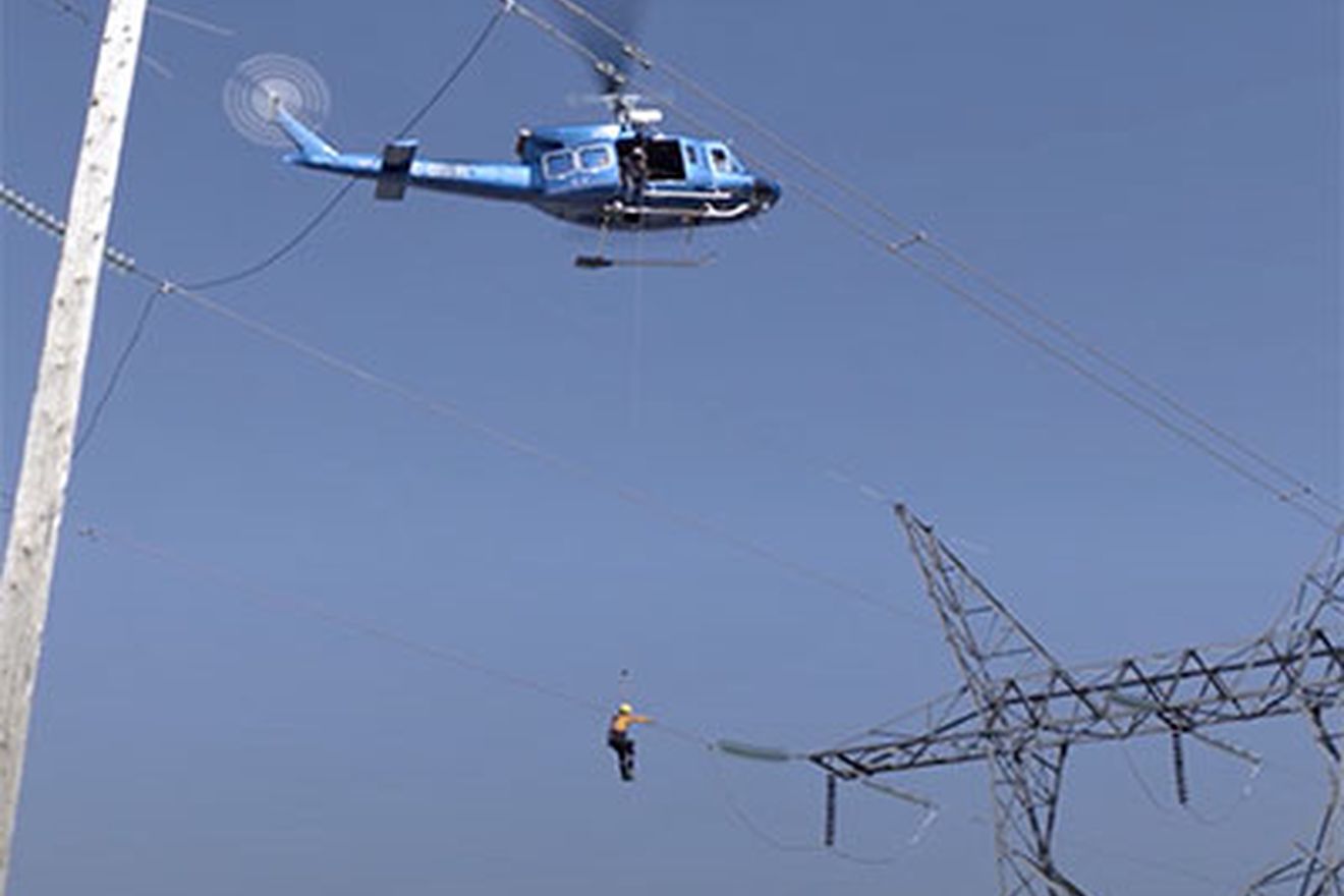 Vignette pour la vidéo : « Maintenance des lignes de transmission sous tension par hélicoptère ».