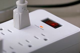 Vignette pour la vidéo : « Bonnes idées : Protection contre les surtensions ».