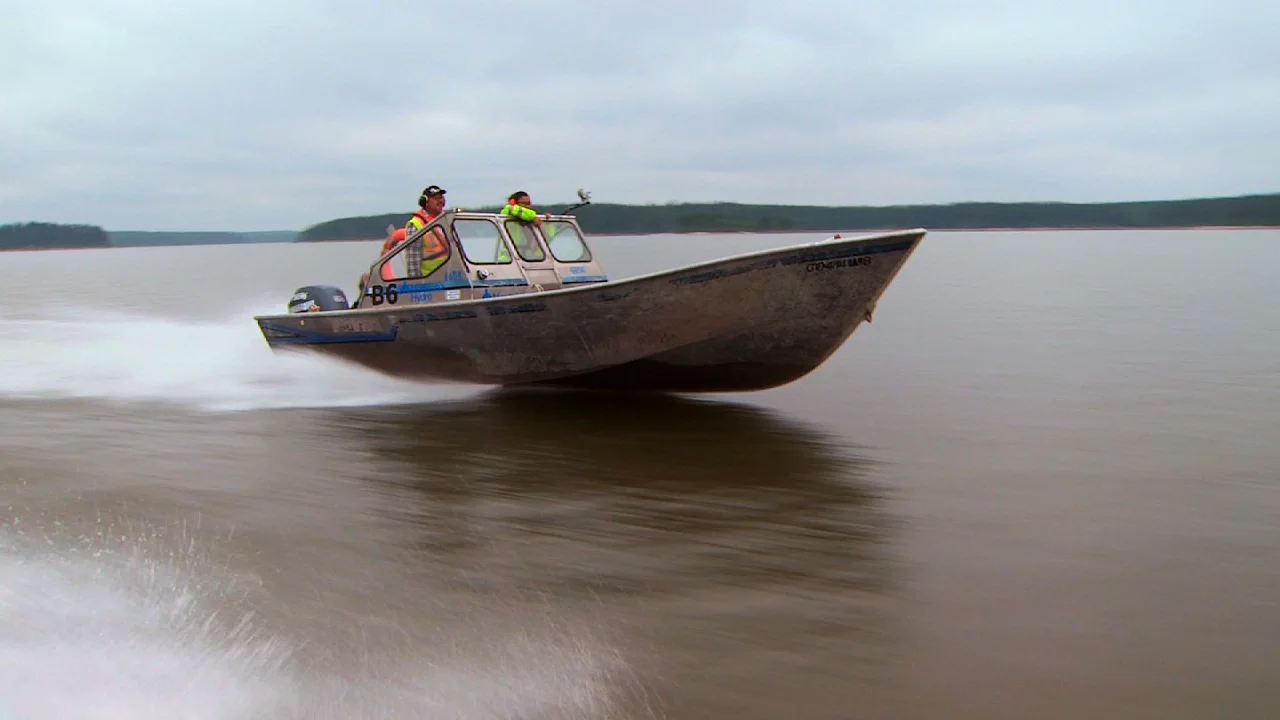 L’équipage d’un bateau de patrouille nordique se déplaçant sur l’eau