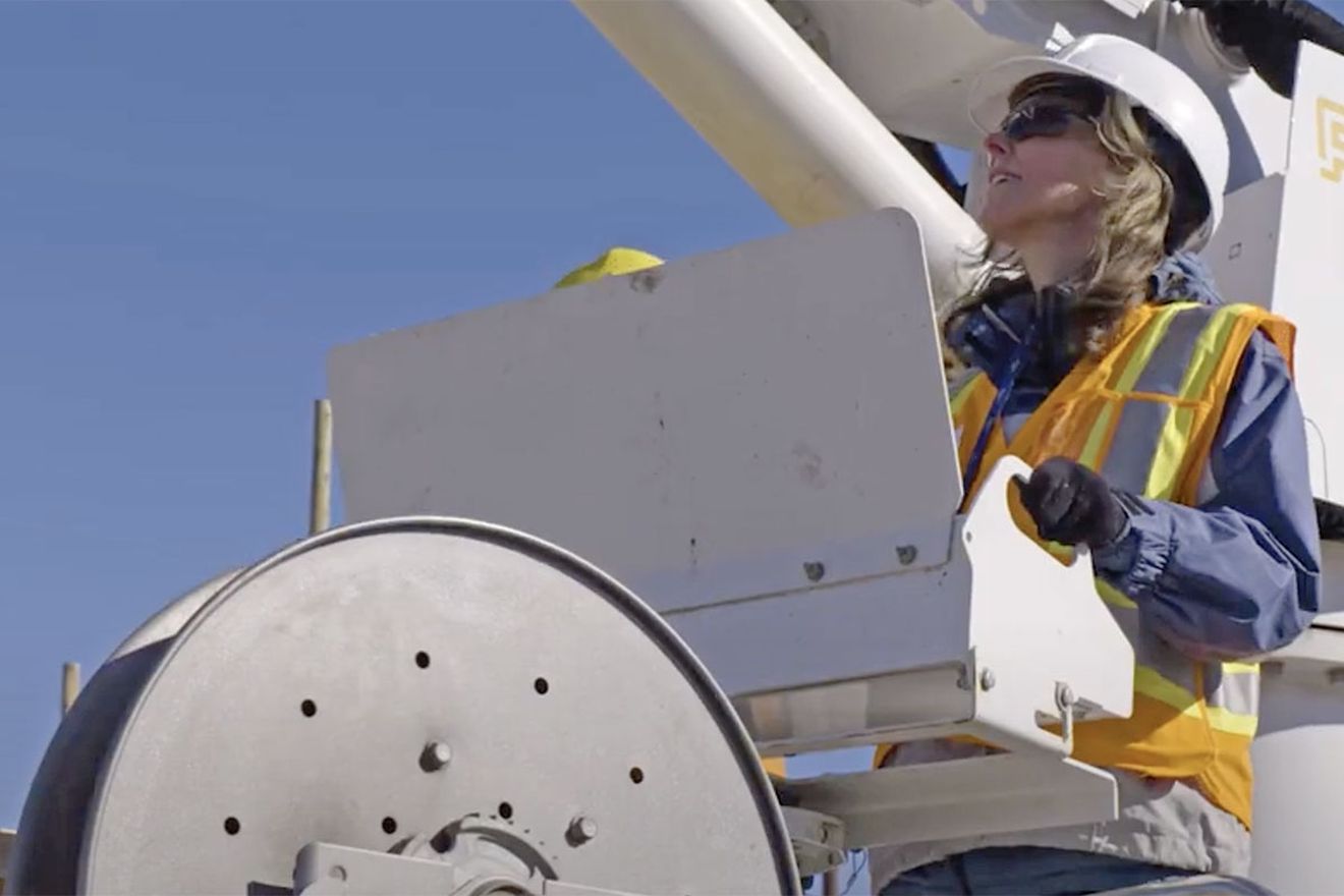 Vignette pour la vidéo : « Les hauts dirigeants de Manitoba Hydro font l’expérience des métiers pendant une journée ».