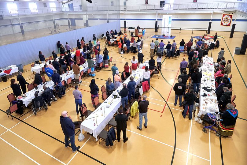 Le gymnase a été aménagé de façon à ce qu’il y ait des places pour les cérémonies et les orateurs, et des tables pour tout le monde.