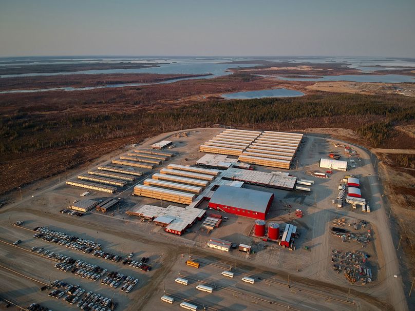 Vue aérienne par drone montrant les bâtiments du camp, y compris les dortoirs, le gymnase, le réfectoire ou la cuisine et les autres installations, le tout dans une structure énorme aux parties interreliées.