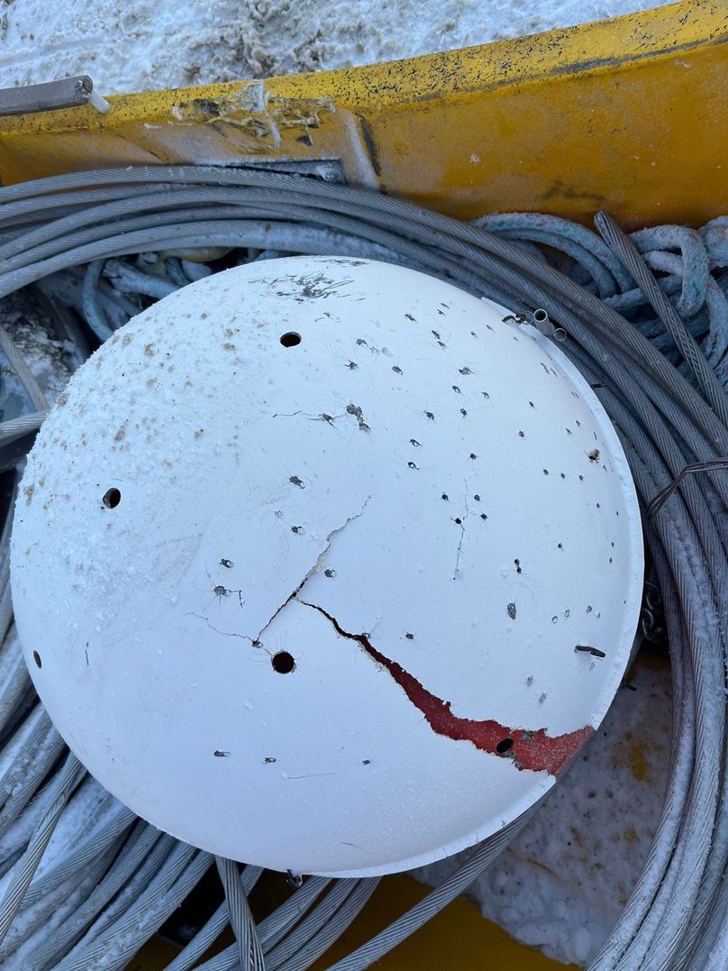 Balises sphériques aériennes endommagées par des plombs de fusil de chasse.