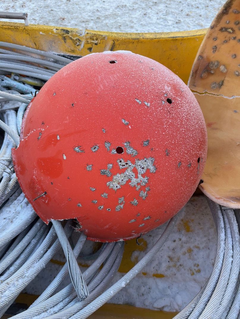 Balises sphériques aériennes endommagées par des plombs de fusil de chasse.