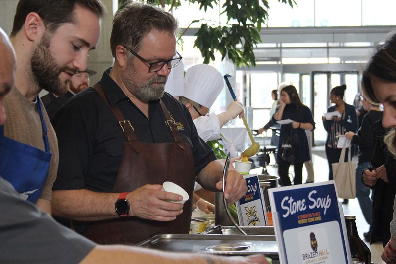 Les chefs versent la soupe dans des tasses dans la galerie à la place Manitoba Hydro.