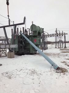 Poteau brisé sur un transformateur de centrale.
