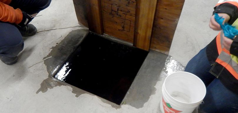 Un couvercle en bois d’un drain dans la centrale électrique de Keeyask.