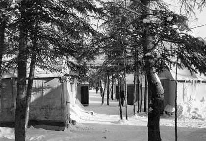 Un camp de tentes en hiver.